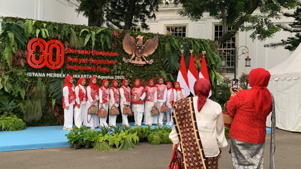 Istana Jadi Spot Foto Warga di Perayaan HUT ke-80 RI