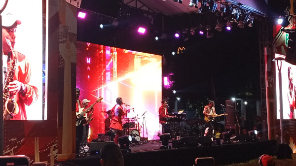 Ribuan Warga Joget Bareng Via Vallen di Pesta Rakyat HUT ke-80 RI, Jalan Sudirman Memerah Putih