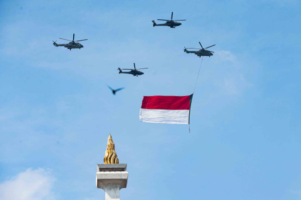 Atraksi Pesawat Tempur TNI Meriahkan HUT ke-80 RI di Langit Istana