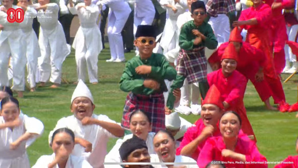 Asyiknya Seskab Teddy Goyang Pacu Jalur di Istana Merdeka pada HUT ke-80 RI