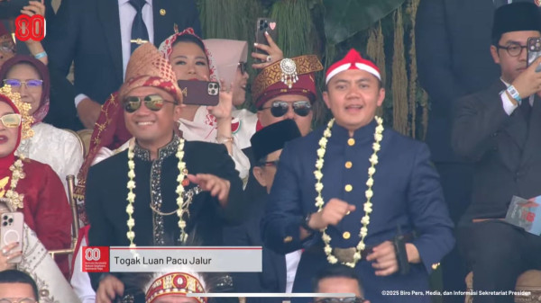 Asyiknya Seskab Teddy Goyang Pacu Jalur di Istana Merdeka pada HUT ke-80 RI
