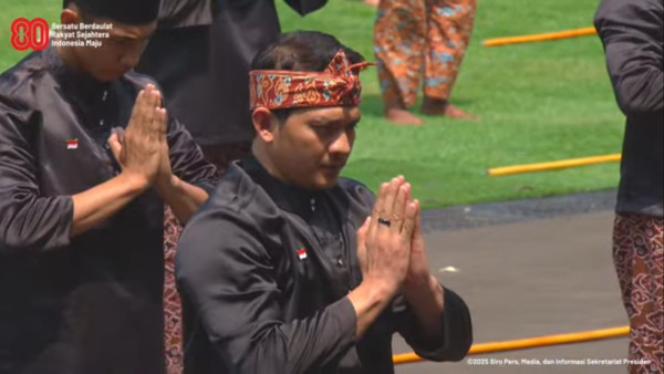 Iko Uwais Unjuk Kebolehan Silat di Depan Presiden Prabowo pada HUT ke-80 RI