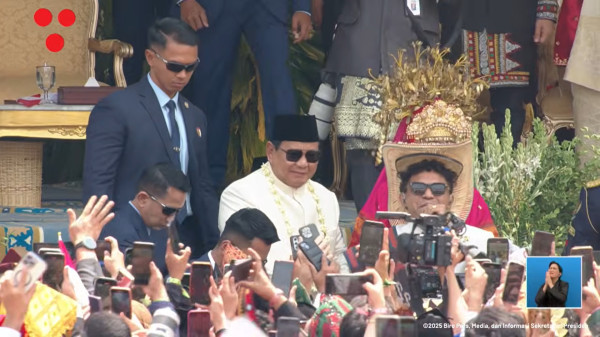 Detik-detik Presiden Prabowo Turun dari Mimbar Kehormatan Goyang Tabola Bale pada HUT ke-80 RI