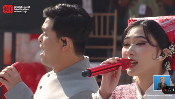 Potret Cakra Khan dan Isyana Sarasvati Duet di HUT ke-80 RI, Haru Bawakan Lagu Rumah Kita