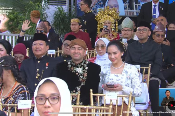 Raffi Ahmad-Nagita Slavina Tampil Elegan dengan Baju Adat Jawa pada HUT ke-80 RI di Istana