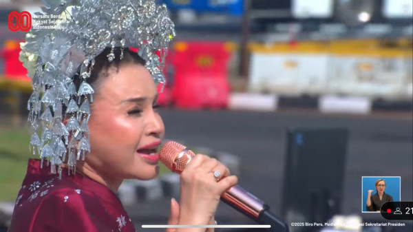 3 Potret Rossa Nyanyi di Upacara HUT ke-80 RI di Istana, Anggun dengan Baju Minang dan Suntiang