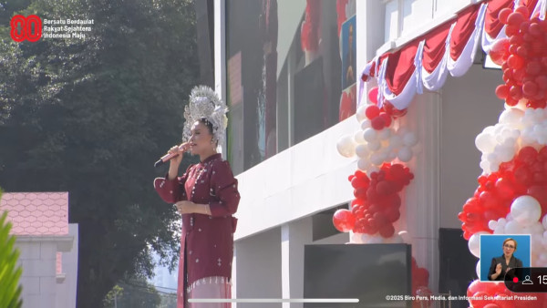 3 Potret Rossa Nyanyi di Upacara HUT ke-80 RI di Istana, Anggun dengan Baju Minang dan Suntiang