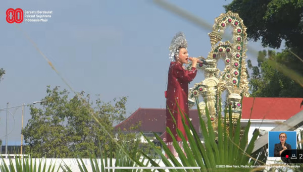 3 Potret Rossa Nyanyi di Upacara HUT ke-80 RI di Istana, Anggun dengan Baju Minang dan Suntiang