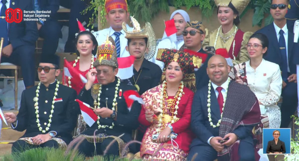 Pesona Titiek Soeharto di Istana Merdeka, Anggun dengan Busana Adat Merah pada HUT ke-80 RI