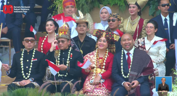 Pesona Titiek Soeharto di Istana Merdeka, Anggun dengan Busana Adat Merah pada HUT ke-80 RI