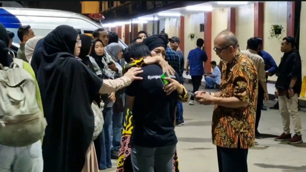 Isak Tangis Keluarga Iringi Penyerahan Jenazah Kepala Cabang Bank yang Diduga Dibunuh
