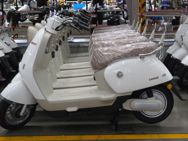 Di Balik Tirai Yadea: Menyaksikan Simfoni Robot dan Manusia di Pabrik Motor Listrik Masa Depan