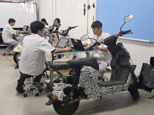 Di Balik Kilau Motor Listrik Yadea: Mengintip Ruang Siksaan Tempat Kualitas Ditempa
