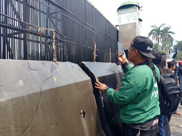 Antisipasi Demo, Gerbang Utama DPR hingga Pagar Beton Dilumuri Oli