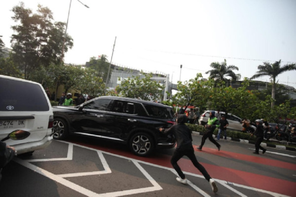 Demo Tolak Fasilitas DPR Ricuh, Massa Serang Mobil di Senayan