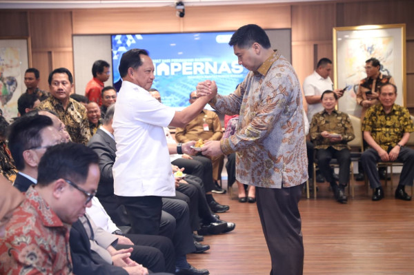 Tito Karnavian Raih Penghargaan di Bidang Perumahan Nasional