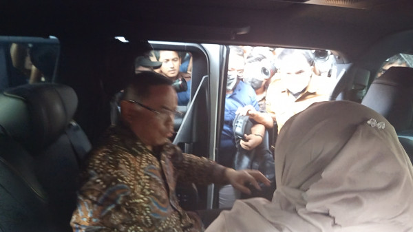 Bupati Pati Sudewo Disoraki Emak-emak usai Diperiksa KPK Naik Alphard