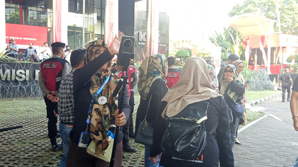 Bupati Pati Sudewo Disoraki Emak-emak usai Diperiksa KPK Naik Alphard