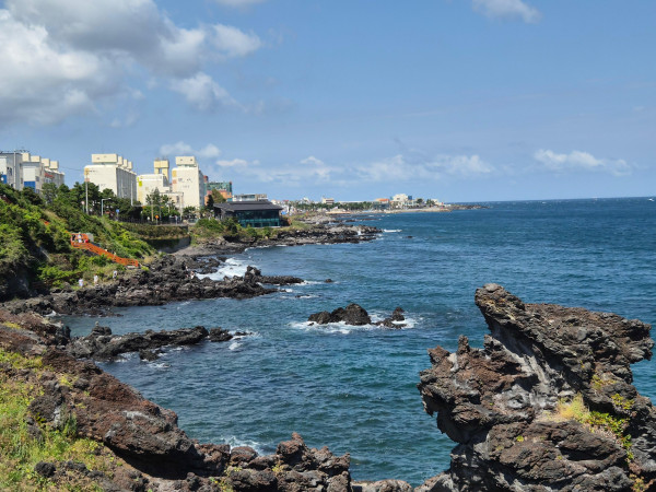 Pesona Dragon Head Rock Jeju, Makin Seru dengan Gemini AI di Samsung Galaxy Z Flip 7