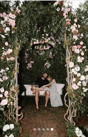 5 Momen Taylor Swift dan Travis Kelce Umumkan Pertunangan nan Romantis di Taman Bunga