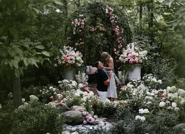 5 Momen Taylor Swift dan Travis Kelce Umumkan Pertunangan nan Romantis di Taman Bunga
