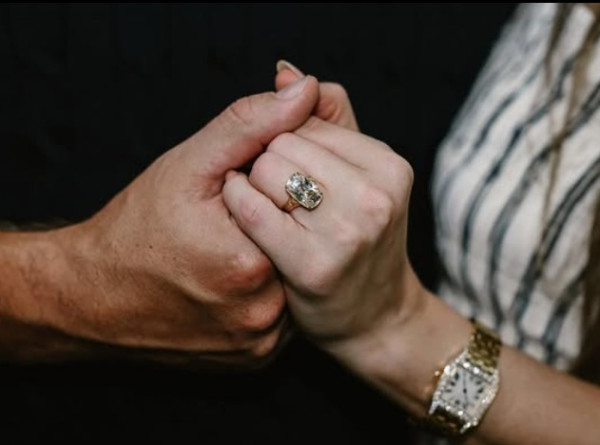 5 Momen Taylor Swift dan Travis Kelce Umumkan Pertunangan nan Romantis di Taman Bunga