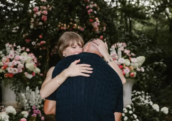 5 Momen Taylor Swift dan Travis Kelce Umumkan Pertunangan nan Romantis di Taman Bunga