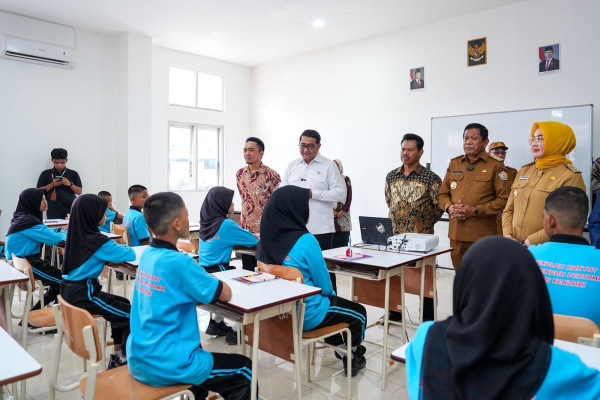 Tinjau Sekolah Rakyat di Kendari, Menekraf: Masa Depan Bangsa pada Generasi Muda Kreatif