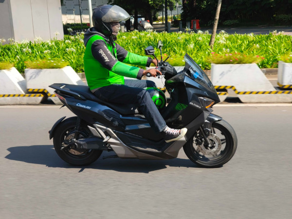 Bukan Merek Asing, Mengapa Motor Listrik Lokal Ini Jadi Andalan Baru Para Ojol?