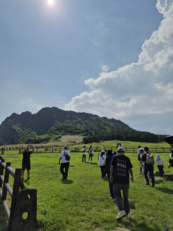Hiking di Seongsan Ilchulbong Jeju, Sunrise Spektakuler dengan Gemini AI Samsung Galaxy Z Flip 7