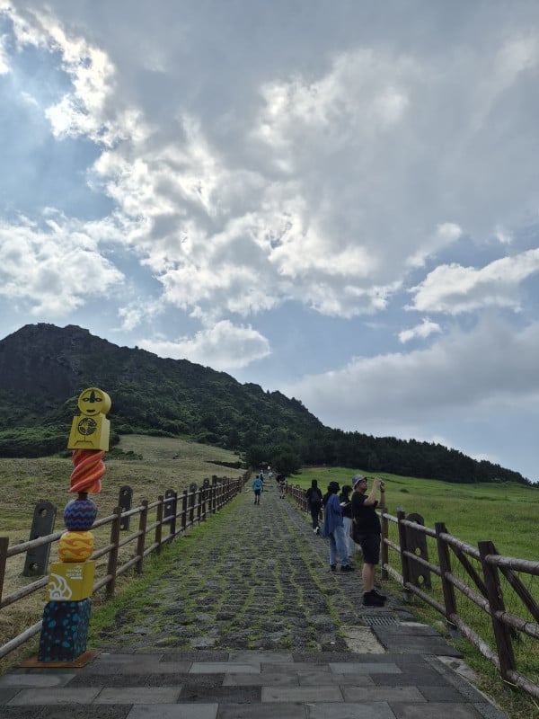 Hiking di Seongsan Ilchulbong Jeju, Sunrise Spektakuler dengan Gemini AI Samsung Galaxy Z Flip 7