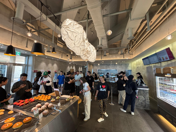 Menikmati Kopi di Mint Glass House Jeju dengan Bantuan Gemini AI Samsung Galaxy Z Flip 7
