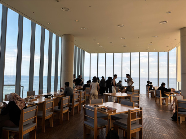 Menikmati Kopi di Mint Glass House Jeju dengan Bantuan Gemini AI Samsung Galaxy Z Flip 7