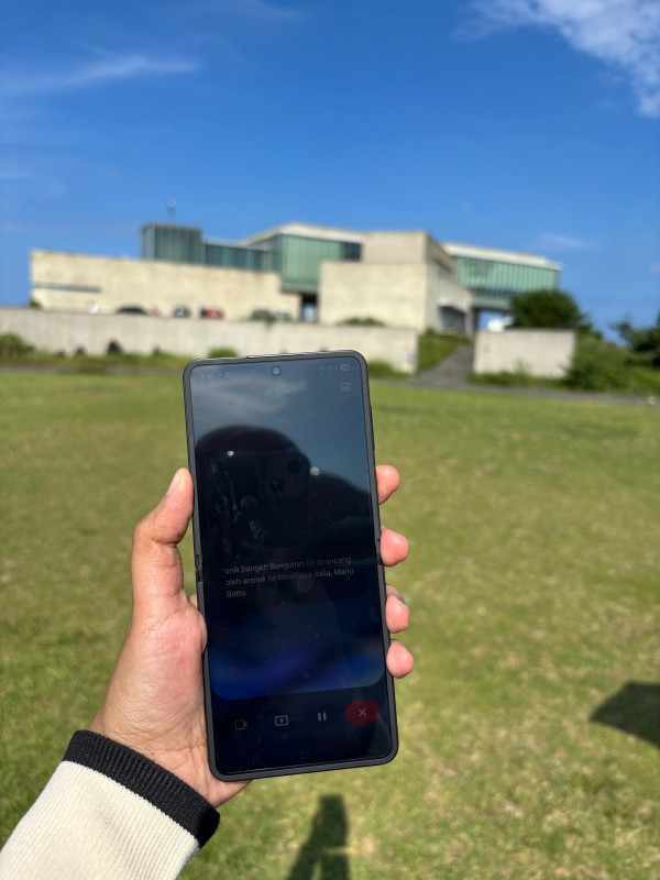 Menikmati Kopi di Mint Glass House Jeju dengan Bantuan Gemini AI Samsung Galaxy Z Flip 7