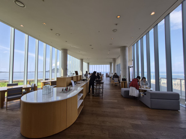 Menikmati Kopi di Mint Glass House Jeju dengan Bantuan Gemini AI Samsung Galaxy Z Flip 7
