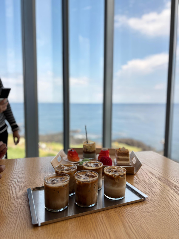 Menikmati Kopi di Mint Glass House Jeju dengan Bantuan Gemini AI Samsung Galaxy Z Flip 7
