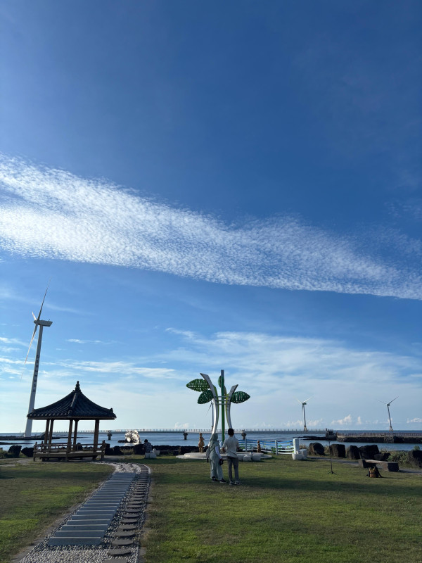 Liburan ke Sinchang Windmill Coastal Road Jeju Jadi Lebih Seru dengan Galaxy Z Flip 7