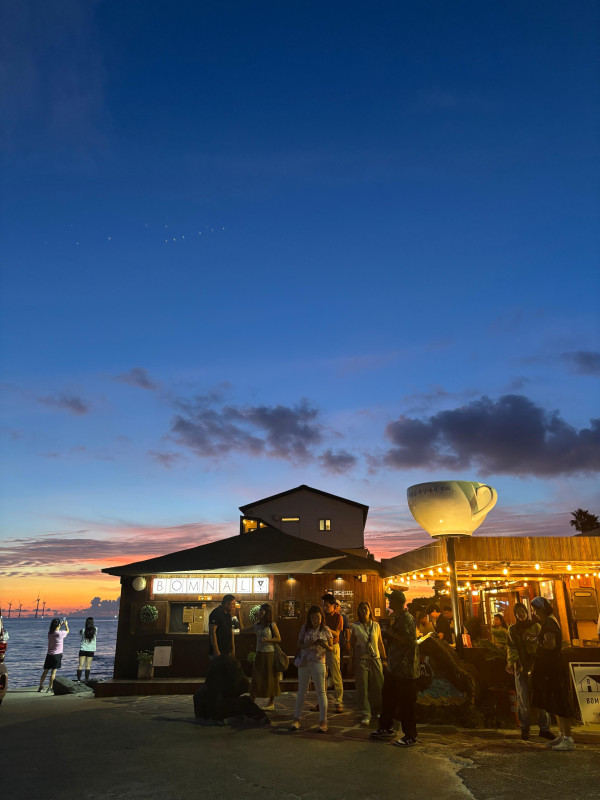 Cantiknya Sunset di Aewol Street Jeju dalam Bidikan Samsung Galaxy Z Flip 7