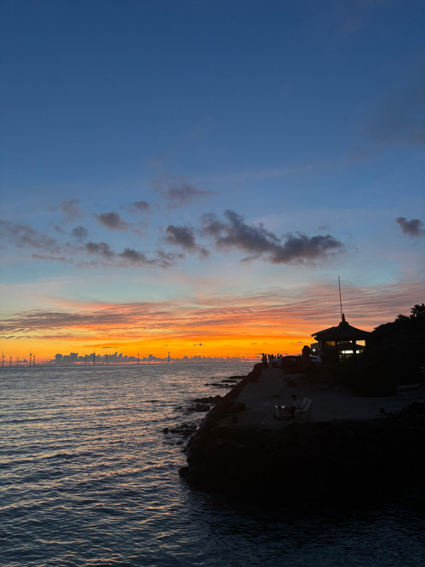 Cantiknya Sunset di Aewol Street Jeju dalam Bidikan Samsung Galaxy Z Flip 7