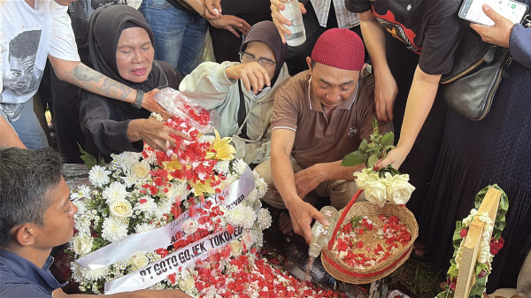Pemakaman Affan Kurniawan yang Dilindas Rantis Penuh Haru, Driver Ojol Kenakan Jaket Hijau Sambil berdoa