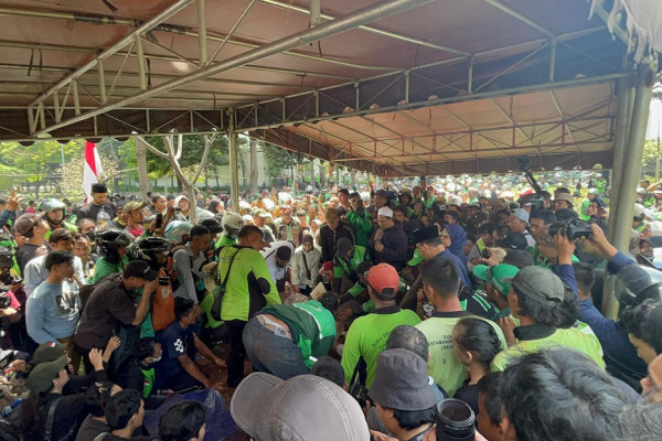 Ribuan Driver Ojol Iringi Pemakaman Affan Kurniawan yang Tewas Terlindas Rantis Brimob