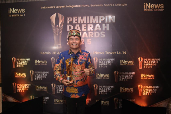 Gubernur Kalteng Diganjar Penghargaan PDA iNews 2025 Program Satu Rumah Satu Sarjana