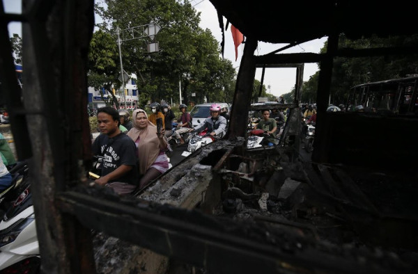 Markas Gegana Jakarta Pusat Rusak, Dua Bus Hangus Terbakar