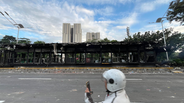 Sisa Gas Air Mata Masih Terasa, Halte Transjakarta Polda Metro-Istora Hangus