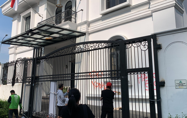 Situasi Terkini Rumah Eko Patrio usai Dijarah Massa, Banyak Warga Foto Selfie