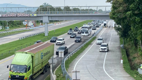 Radiator Berjalan di Tengah Kota: Terungkap, Mobil Hitam Ternyata Ikut Memasak Jakarta Jadi Lebih Panas