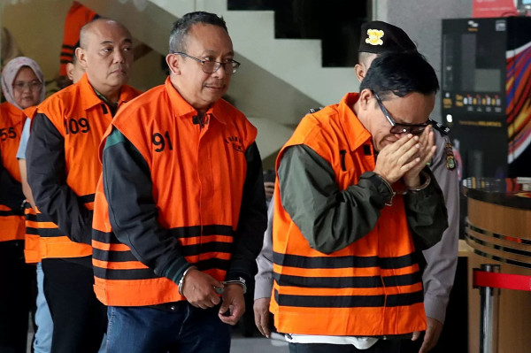 Habis Nangis, Kepalkan Tangan