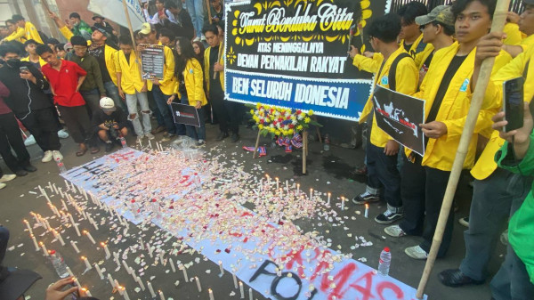 Aksi Teatrikal BEM SI di Depan DPR, Tabur Bunga dan Nyalakan Lilin