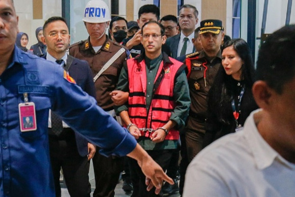 Wajah Tegang Nadiem Keluar Gedung Kejagung usai Jadi Tersangka