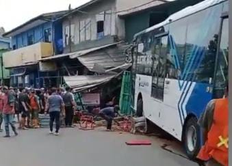 Transjakarta Menyangkal Bus Listriknya Tabrak Pertokoan di Jalan Minangkabau Timur Akibat Rem Blong